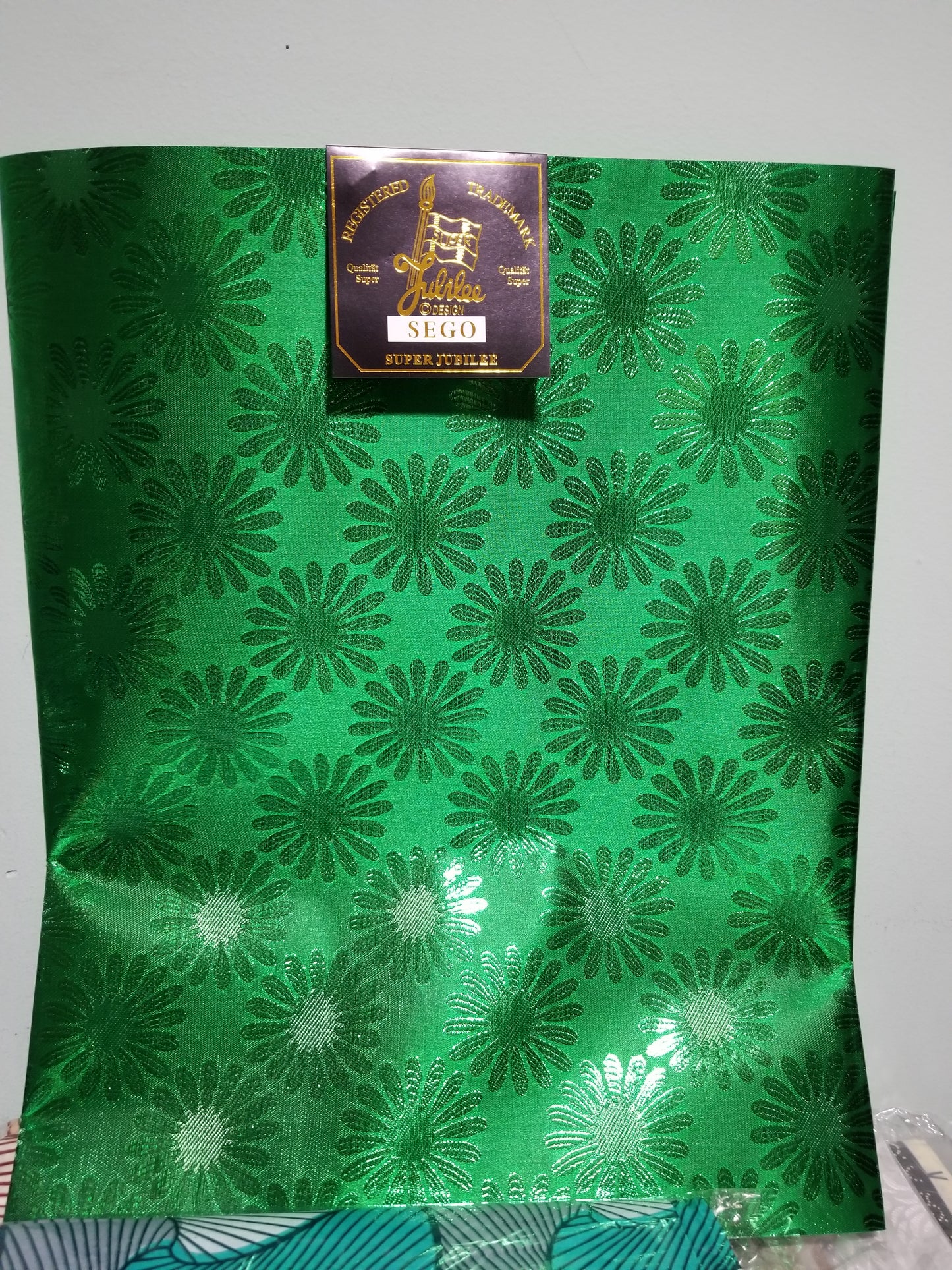 Nigerian Green sago gele. 2 in 1 packet for making gele/head wrap. Nigerian traditional head wrap for party use. Create a beautiful Gele/headwrap with one of these sago. Sold as a set.