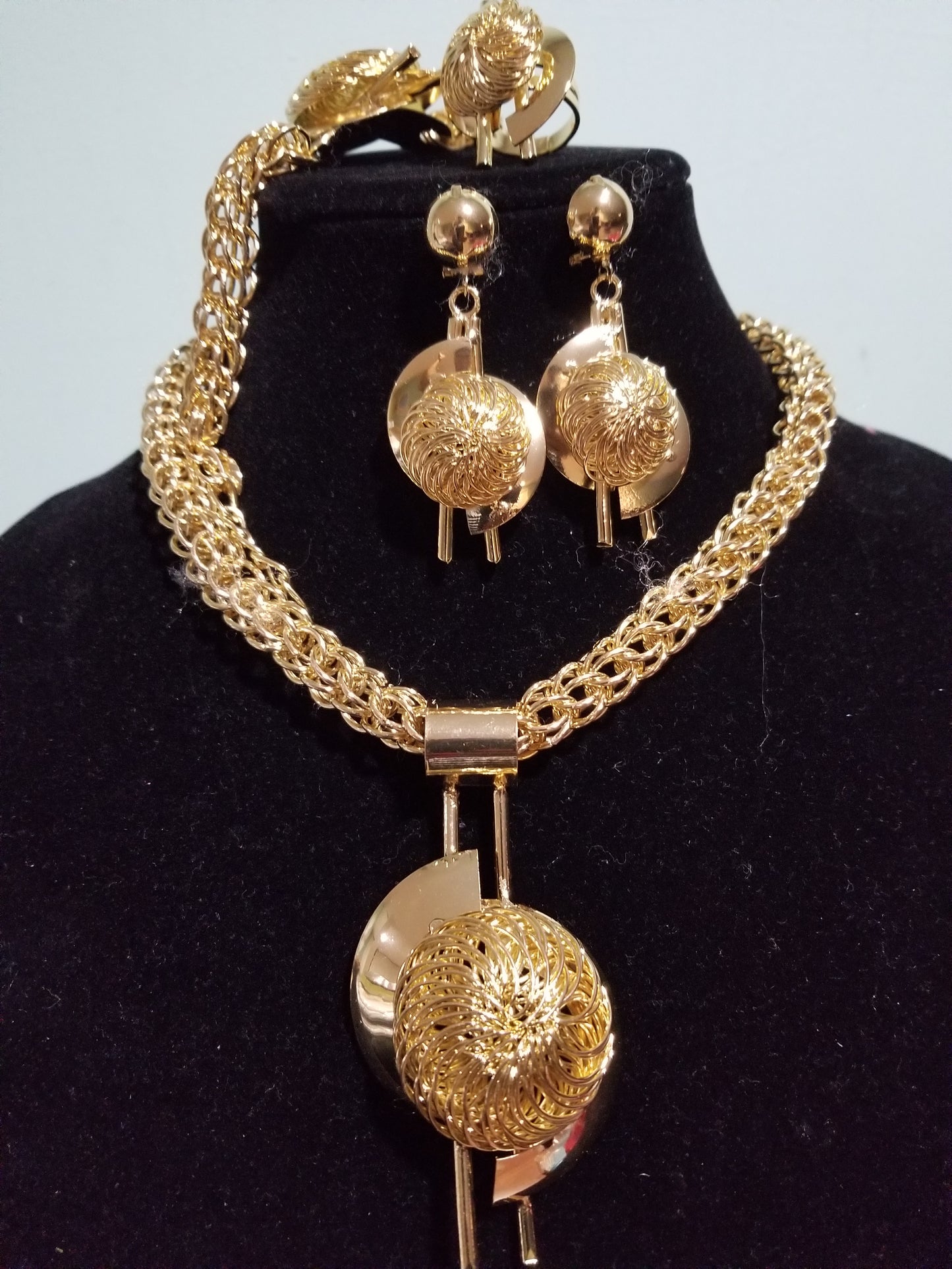 Beautiful costume jewelry set in 18k gold plating. High quality hypoallergenic jewelry set. 4pcs set.