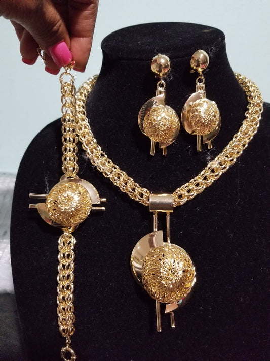 Beautiful costume jewelry set in 18k gold plating. High quality hypoallergenic jewelry set. 4pcs set.