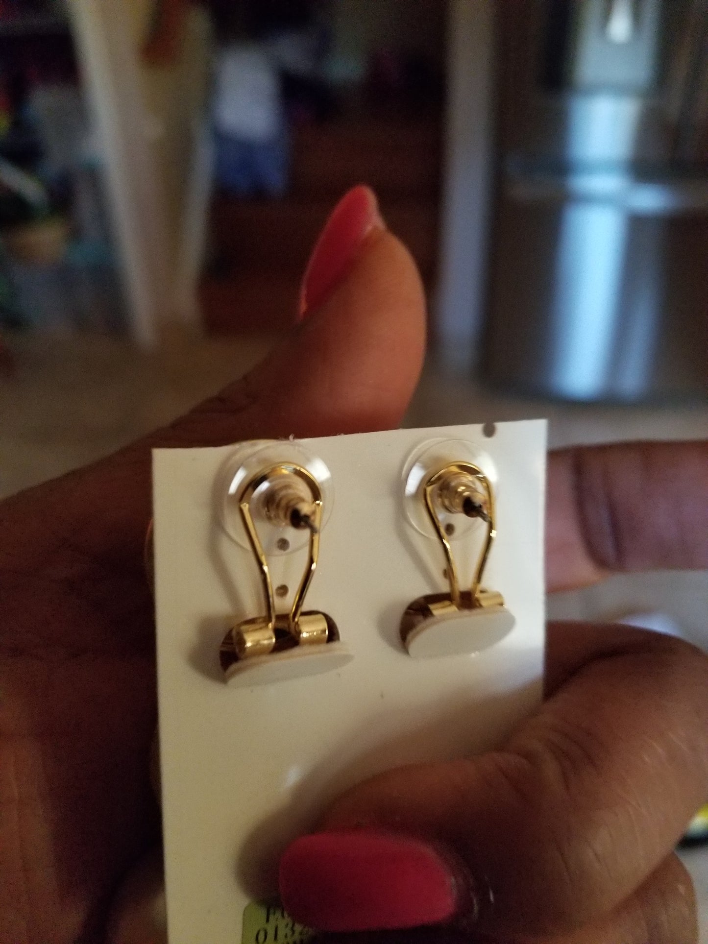 Latest drop-earrings in gold and white pearls. Top quality made hypoallergenic
