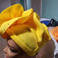 Gelber Damen-Turban. Einheitsgröße für alle Turbane. Wunderschönes Blumendesign mit einer seitlichen Brosche, die Ihren Kopfbedeckungsaccessoires eine besondere Note verleiht. Kopfwickel fertig gemacht