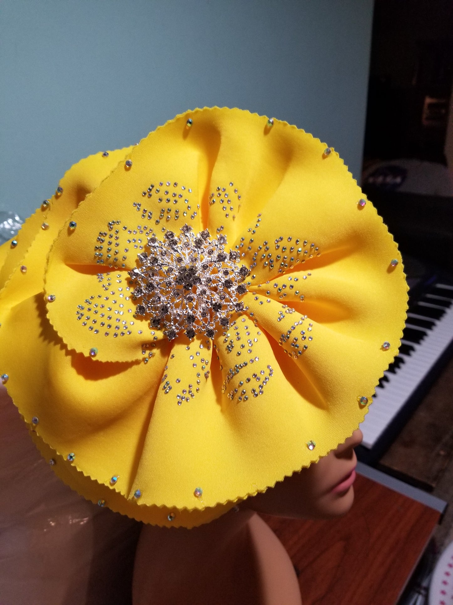 Gelber Damen-Turban. Einheitsgröße für alle Turbane. Wunderschönes Blumendesign mit einer seitlichen Brosche, die Ihren Kopfbedeckungsaccessoires eine besondere Note verleiht. Kopfwickel fertig gemacht