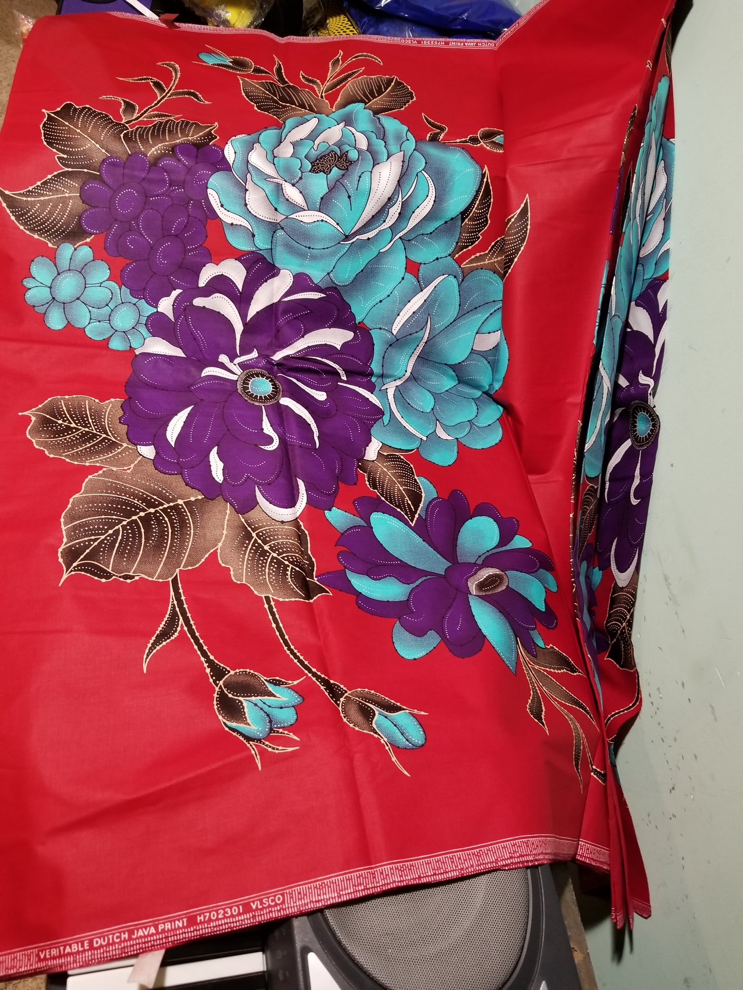 New arrival 100% cotton Red FlowerAfrican Ankara Wax print fabric. Superior quality fabric sold per 6yards and price is for 6yards lenght. Plain red with multi flower pattern. Latest design