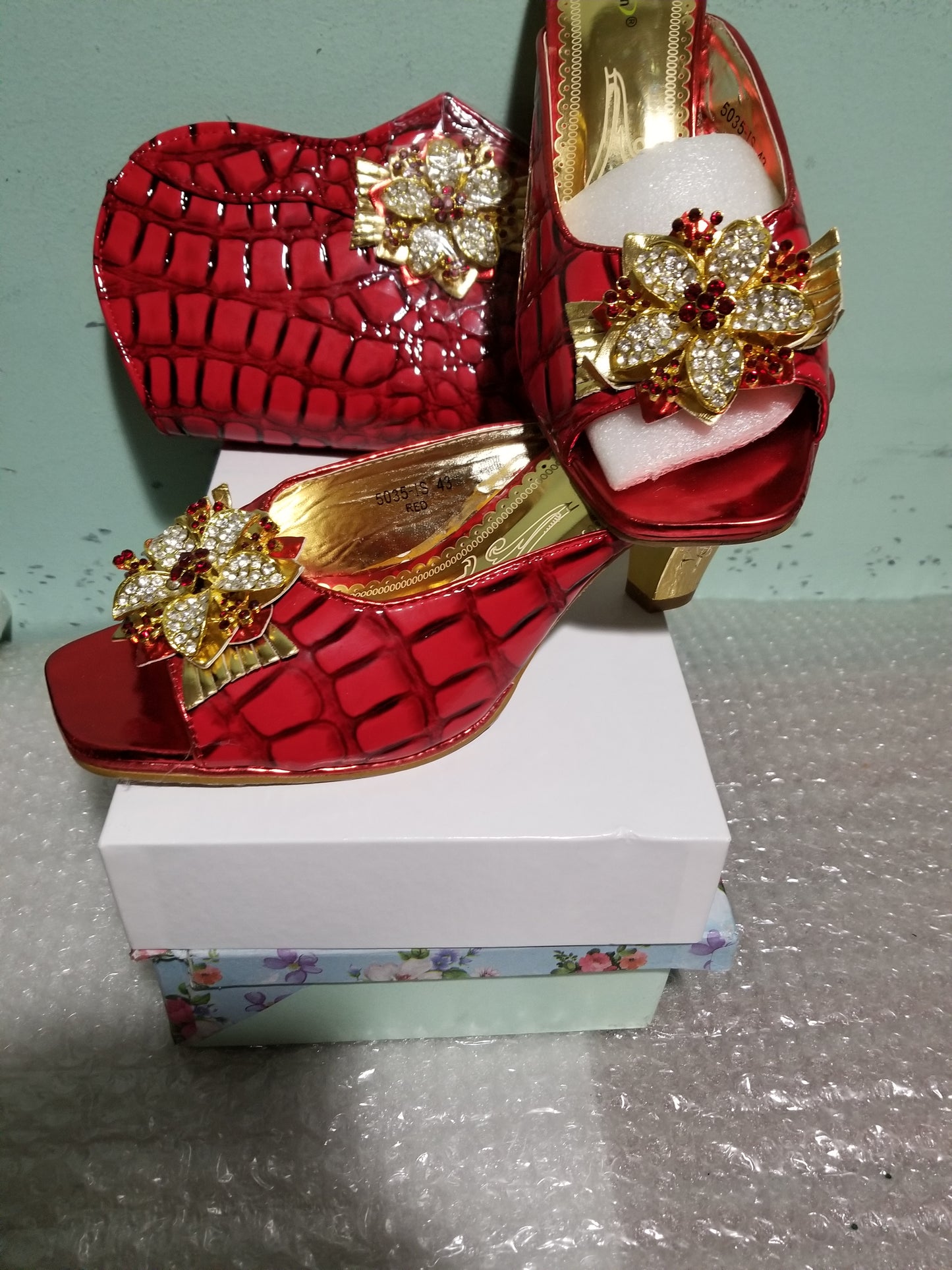 Sale: Size 39 Red Italian style matching slipper shoe and hand clutch. Quality made shoe and bag. 3" heel Sold as a set