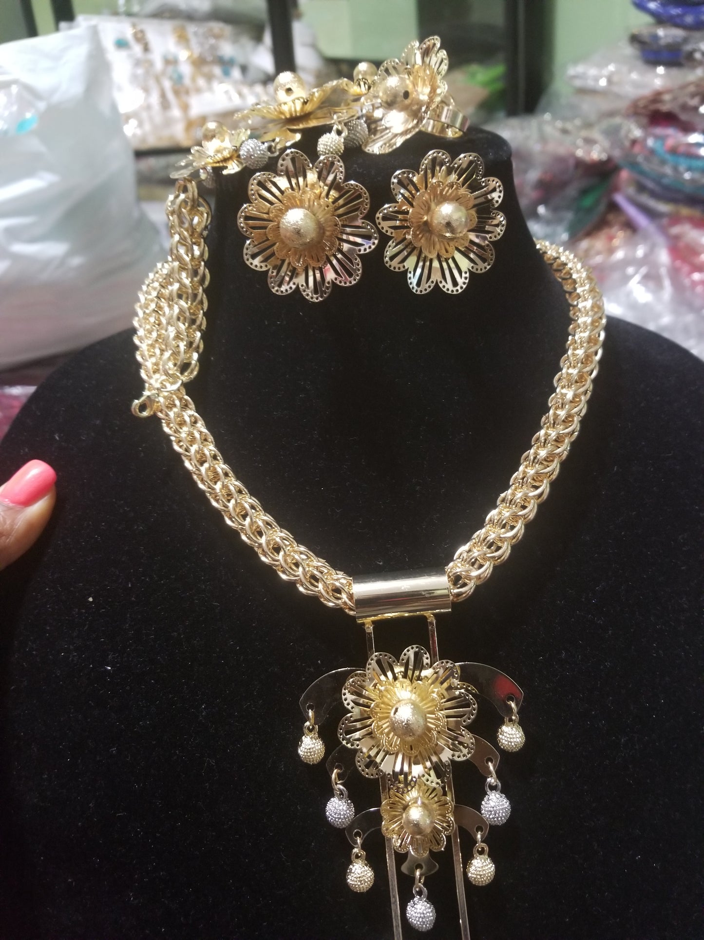 Top quality costume Dubai jewelry set in 18k gold plating. High quality hypoallergenic jewelry set. 4pcs set. One size fit ring. African party jewelry set