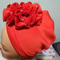 Roter Damen-Turban mit Rosendesign. Einheitsgröße für alle Turbane. Wunderschönes Blumendesign mit einer seitlichen Brosche/Perlen und Steinen, um Ihrem Turban eine besondere Note zu verleihen