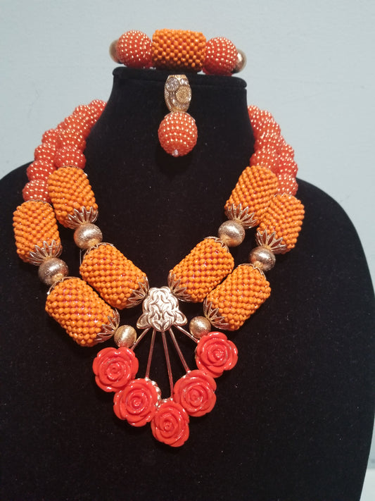 Ausverkauf: wieder auf Lager, zweireihige orangefarbene Korallenhalskette mit Perlen. Orangefarbener Anhänger für einen schönen Look. Verkauft als Set