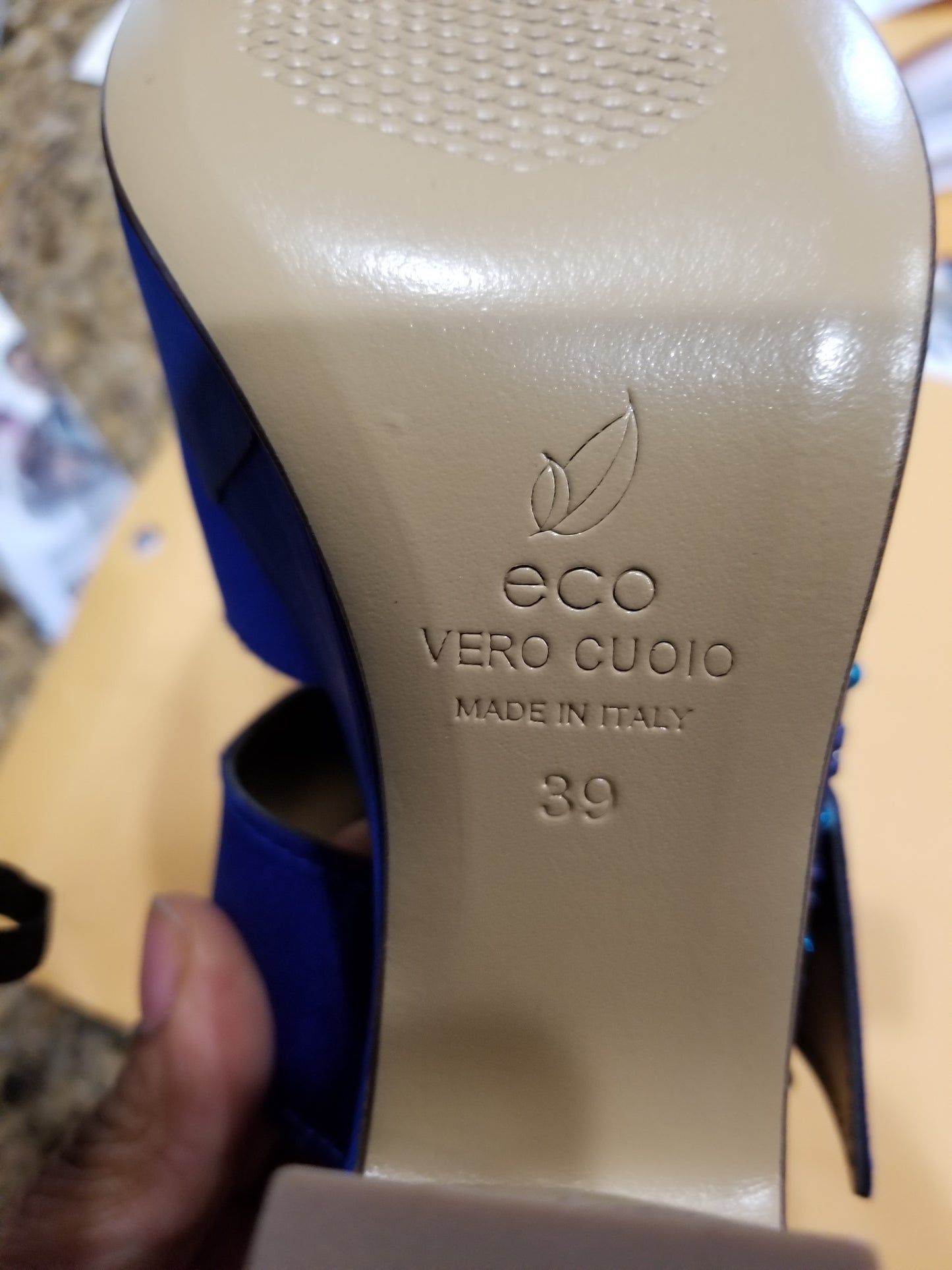 Ausverkauf, Ausverkauf Königsblaue, in Italien hergestellte Plateau-Sandale/Schuh. Sandale mit seitlicher Schnalle, Größe 39. Original italienischer Lederschuh. 4-Zoll-Absatz, Kristallsteindesign