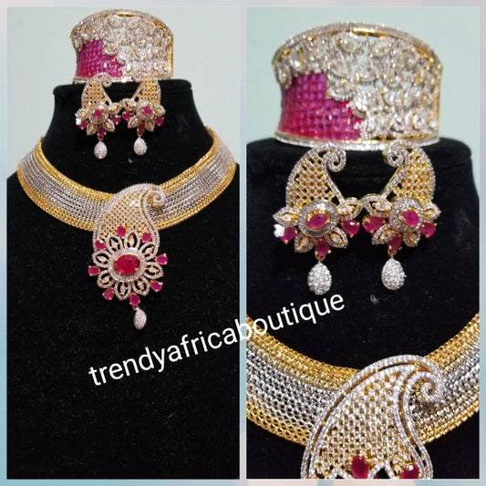 Kombi-Verkauf: 3-teiliges 22-Karat-Galvanik-Dubai-Modeschmuckset. Hochwertiges Goldimitat, besetzt mit rosa und silbernen schillernden CZ-Steinen. Armreif, Halskette und Ohrringe