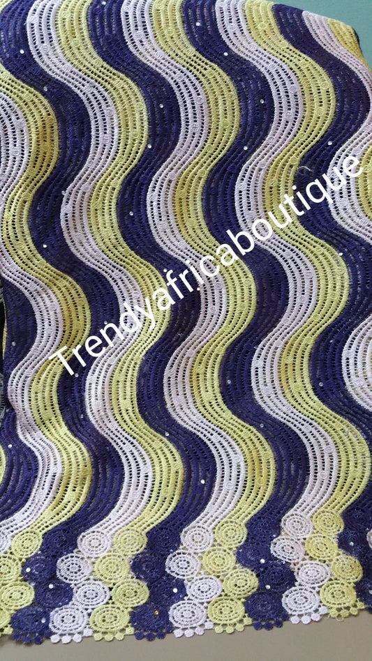 Marineblauer/zitronengelber/weißer Cord-Spitzenstoff zur Herstellung traditioneller nigerianischer einheimischer Kleidung. Verkauft in einer Länge von 5 Yards