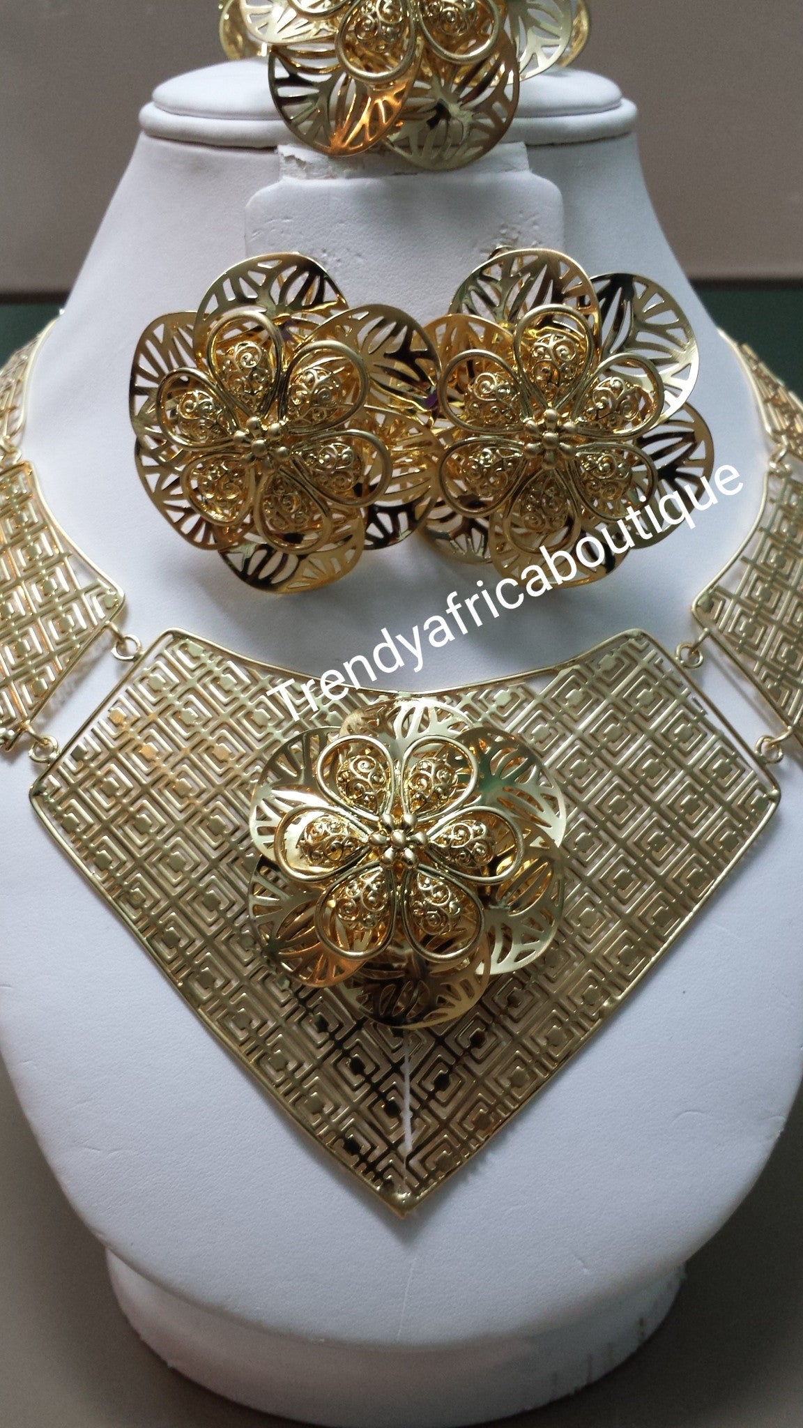 Sale: 4pcs choker necklace jewelry set. 18k gold plated matching choker set. Beautiful flower design