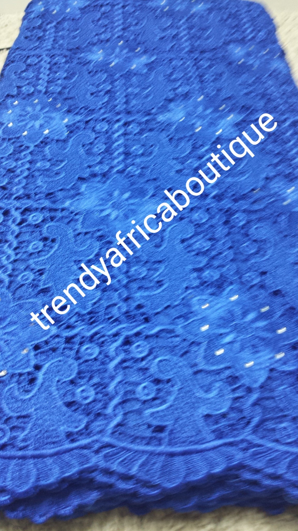 Königsblauer Cord-Spitzenstoff mit Steinen für nigerianisches Partykleid. Afrikanischer Cord/Guipure-Spitzenstoff aus der Schweiz