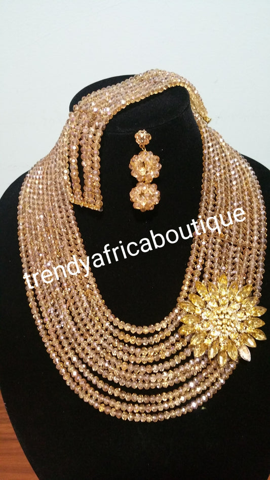 Goldkristallperlen-Halskette mit seitlicher Brosche. Mehrschichtige Perlenkette mit Armbandohrringen. Verkaufe auch Korallen-Halskette