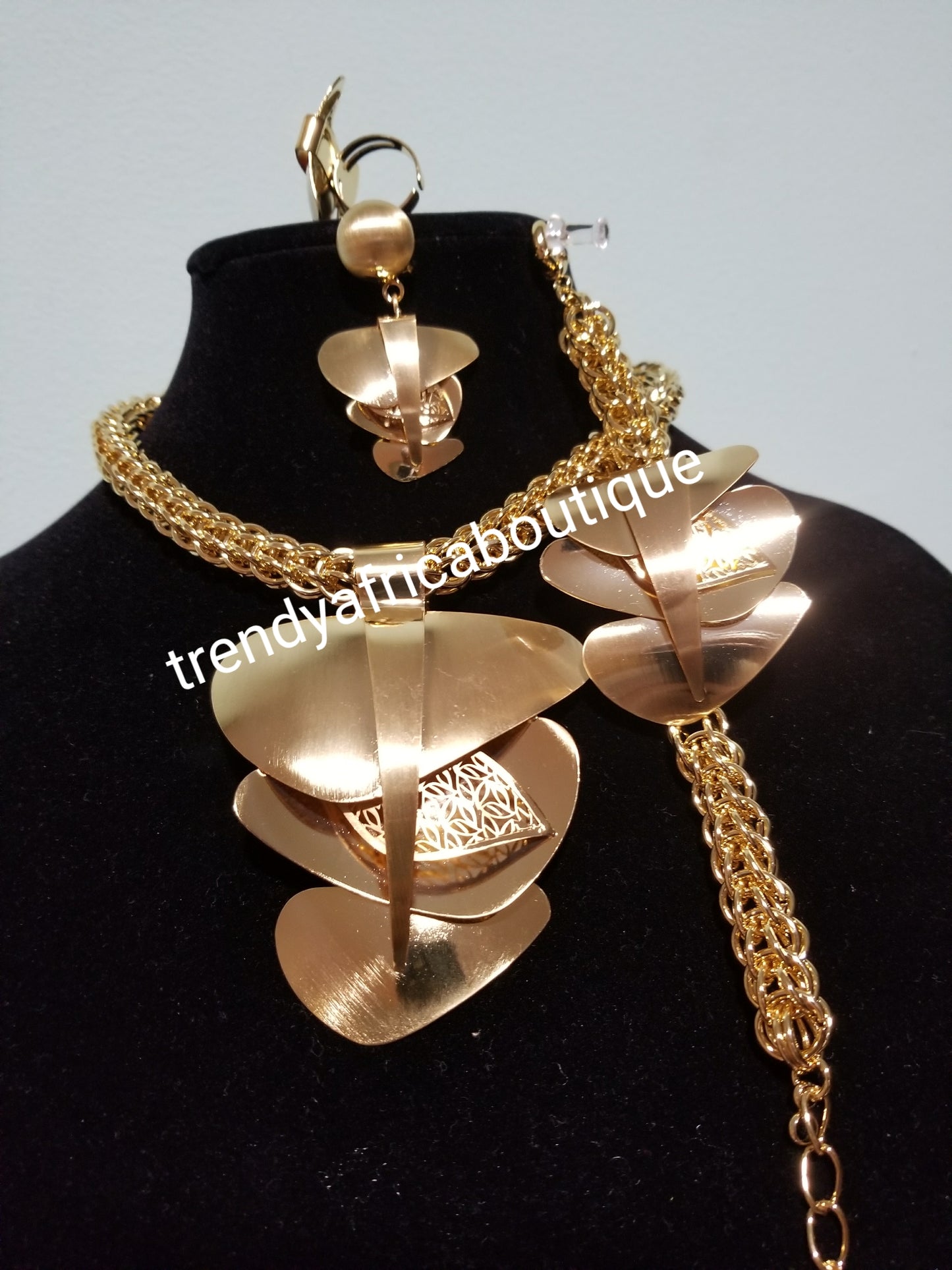 4pcs. 18k Gold plated and Silver plated costume-Jewelry set. High quality plating, hypoallergenic. Africa/Nigerian party jewelries set.