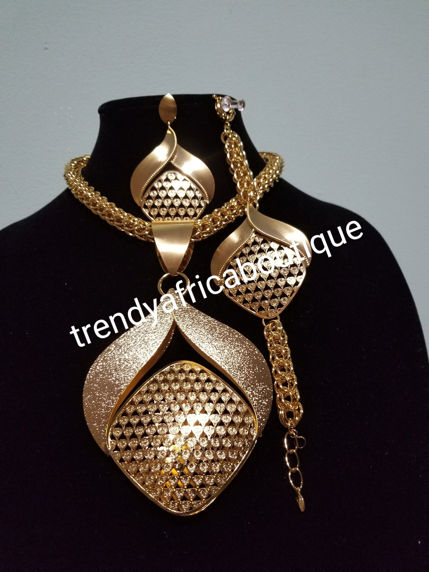 3pc set of 18k Gold plated African/Nigerian costume Necklace set. Beautiful Dubai necklace set for party. Also available in Silver plating