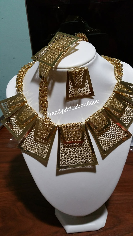 Latest African/Dubai 18k Gold plated Jewelry set. 4pcs High quality costume set. Solt as a set. Pruce is for the set