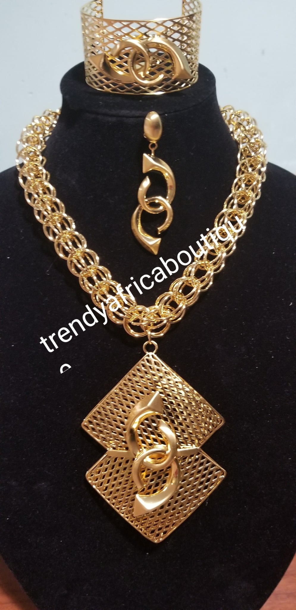 3pc set of 18k Gold plated big pendant necklace set. Matching Bangle and drop earrings. African/Nigerian party Necklace set