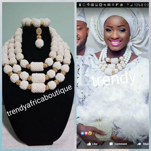 Auffälliges und wunderschönes 3-Rollen-Koralle-Perlen-Halsketten-Set in Weiß. Verkauft mit Armband und Ohrringen. Verwendung für große afrikanische/nigerianische Zeremonien. weiße Farbe