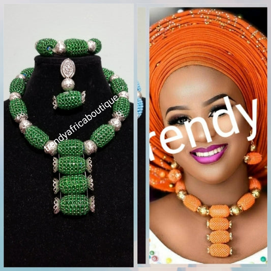 Neu eingetroffene Halskette aus grünen Korallenperlen, 3-teilig. Tropfenförmige Halskette/Armband/Ohrringe. Traditionelles nigerianisches Perlenketten-Set. Verkauft als Set.