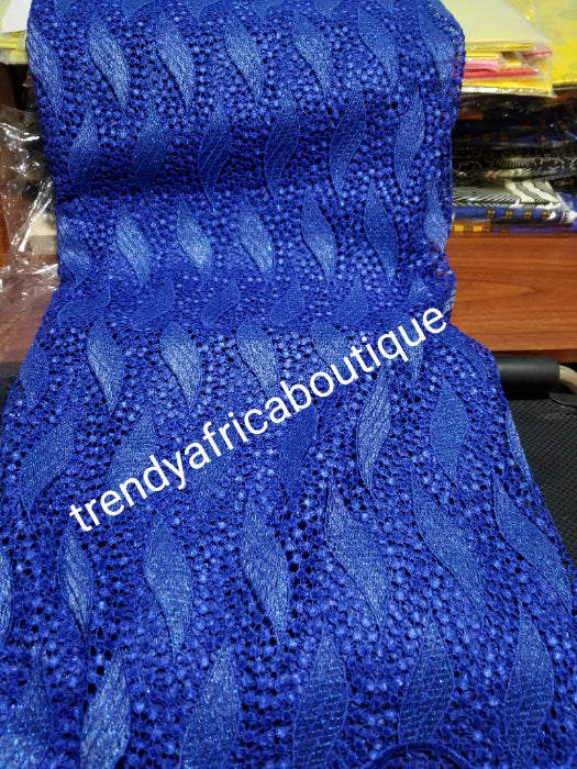 Ausverkaufsartikel: Königsblauer Cord-Spitzenstoff. Weiche Textur. Nigerianische Guipure-Spitze zur Herstellung von Party-Outfits. Super Schweizer Qualität