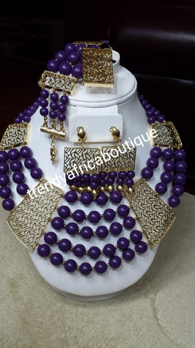 Ausverkaufsartikel. Mehrlagige Halskette mit lila Perlen. 4-teiliges Set. 18 Karat vergoldete Accessoires. Passendes Armband, offener Ring, Ohrhänger. Verkauft als Set