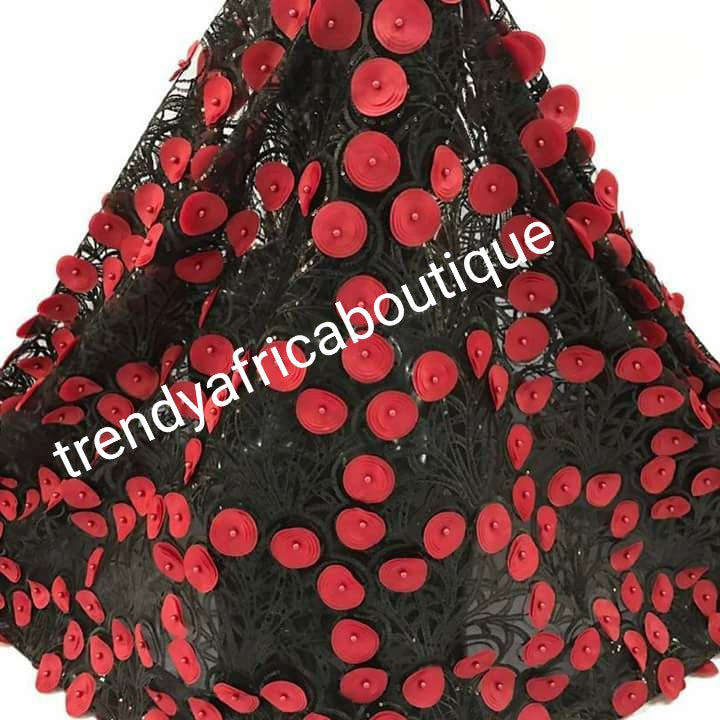 Neueste französische Spitze. Schwarz mit roten Blütenblättern verziert. Exklusives handgeschnittenes Design mit Blütenblättern. Verkauft pro 5 Yards. Nigerianischer/afrikanischer französischer Spitzenstoff für Hochzeiten