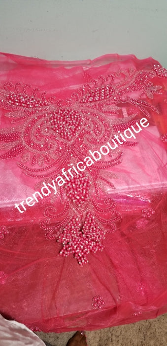 Fuchsia-Rosa-Farben von Igbo/Delta-Frauen nigerianischer Perlen-Netzblusenstoff. 1,8 Yards Netz und vollständig perlenbesetzt zur Herstellung einer Bluse für Wrapper. Nigerianisches Brautoutfit