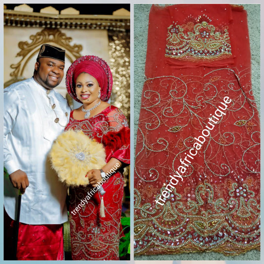 Verkauf: Neu eingetroffenes rotes VIP-Madam-Net-George-Deckblatt für ein nigerianisches Großereignis. Alles handgesteinigt, 5 Yards Netz + 1,8 Yards passende Bluse George. Verkauft als Set. Igbo Bridal Net George für traditionelle Hochzeit