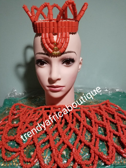 Accessoires für die junge Braut für traditionelle nigerianische Hochzeitszeremonien oder kulturelle Veranstaltungen. Kopfbedeckung und Schal (Schulterbekleidung). Im Set erhältlich. Korallen-Halsketten-Set