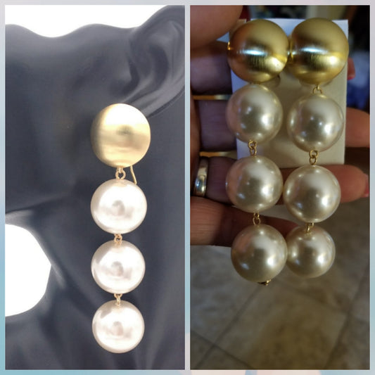 Neueste Ohrhänger aus Gold und weißen Perlen. Top-Qualität, hypoallergen