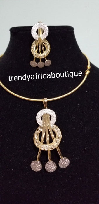 18k Gold plated 2 tone drop pendant/earrings set, include Omega chain. The chain have extender with the hook at the back for easy adjustment. Nice size for party wear. Tissue design pendant set. Very lovely and Classic