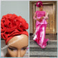 Roter Damen-Turban mit Rosendesign. Einheitsgröße für alle Turbane. Wunderschönes Blumendesign mit einer seitlichen Brosche/Perlen und Steinen, um Ihrem Turban eine besondere Note zu verleihen