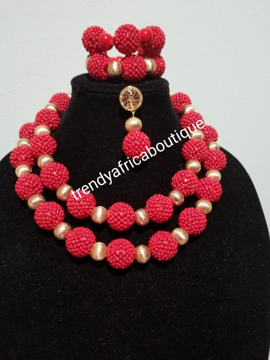 Wieder vorrätig: 3-teiliges Set Korallen-Halskette. Kleinere rote Korallen in Clusterperlen ergänzen sich mit Goldperlen. Passende 2 Armbänder und Ohrringe. Wird als Set verkauft, der Preis gilt für das Set. Traditionelle nigerianische Hochzeitsperlen.