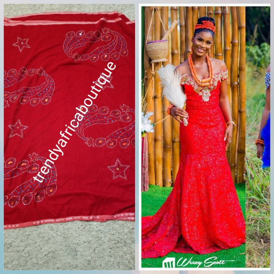 Ausverkaufsverpackung aus rotem Samt. Originalqualität mit Perlen und Steinen. Verwendung für nigerianische Brautverpackungen/traditionelle Hochzeitszeremonien. Igbo/Edo-Brauthülle aus Samt. Weiche, luxuriöse Qualität. Verkauft pro 5 Yards