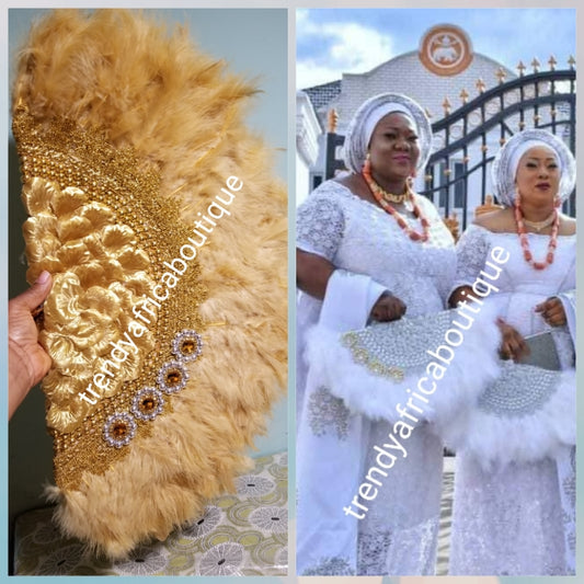 Goldfeder-Handfächer. Großer mondförmiger Handfächer für nigerianische Brautaccessoires vorne und hinten in der Mitte mit Perlen und Blütenblättern. Limitierte Anzahl. 25" lang x 14" breit. Kleiner Griff zum Halten Ihres Ventilators. Sehr klasse