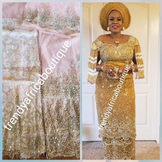 Hochwertiges, pfirsichfarbenes VIP-Madam-Net-George-Einband für nigerianisches Braut-/Feiertagsoutfit. Überall handbestickt/steinbesetzt, 2,5 Yards + 2,5 Yards + 1,8 Yards, passendes Netz für Bluse. Zufriedener Kunde rockt das gleiche Design in Gold.