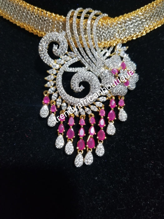 2-teiliges Halsband-Set aus 22-karätigem, zweifarbigem Gold mit Galvanisierung. Verkauft als Set. Der Anhänger ist mit rosafarbenen und kristallklaren CZ-Diamantsteinen besetzt. Hochwertige/hypoallergene Beschichtung