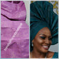 Neuester metallischer Glitzer-Aso-oke in Flieder mit silbernem Farbglanz. Gele nur mit extra breiter Breite für die Herstellung der neuesten, stilvollen traditionellen nigerianischen Kopfbedeckung.