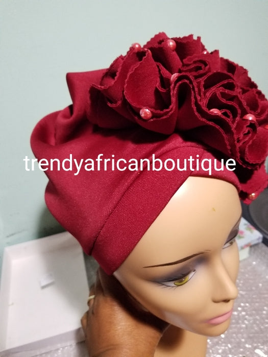 Weinroter Damen-Turban mit Rosen-Design. Einheitsgröße für alle Turbane. Wunderschönes Blumendesign mit Perlen und Steinen, das Ihrem Turban eine besondere Note verleiht