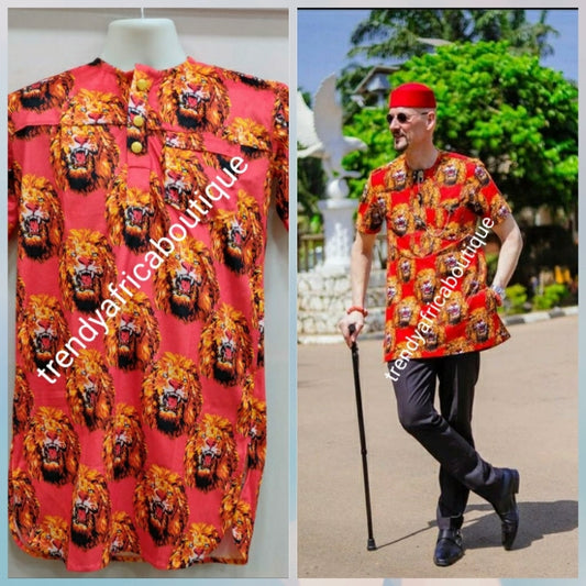 Neu eingetroffenes Isi-agu Igbo-Traditions-/Zeremonienhemd für Herren. Rot/goldenes Isi-Agu-Shirt, Größe XL, Brustumfang 116,8 cm.