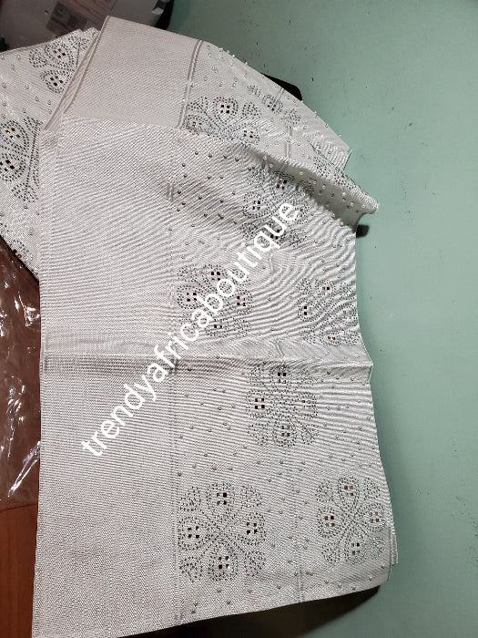 Klassisches, mit Perlen verziertes Aso-Oke aus Silber für die Herstellung des neuesten nigerianischen Party-Gele. Verziert mit klaren und farbigen Kristallsteinen. Gewebte Qualität aus Aso-Ebi, 207,3 cm lang x 50,8 cm breit