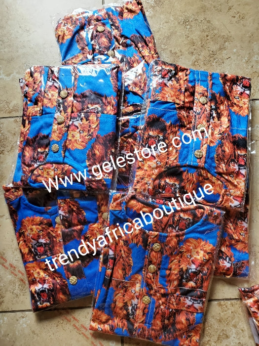 Neu eingetroffenes Isi-agu Igbo-Traditions-/Zeremonienhemd für Herren. Königsblau/goldenes Isi-Agu-Hemd, Größe XL, Brustumfang 116,8 cm.