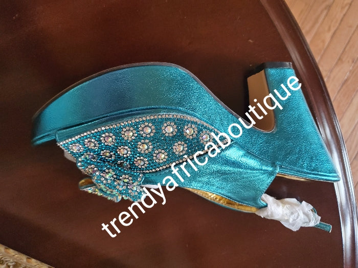 Europe size 39 Turquoise shoe and bag set. Platform heal with matching stylish hand clutch embellished witu dazzling crystals. Comfortable and well balanced shoe. True to size