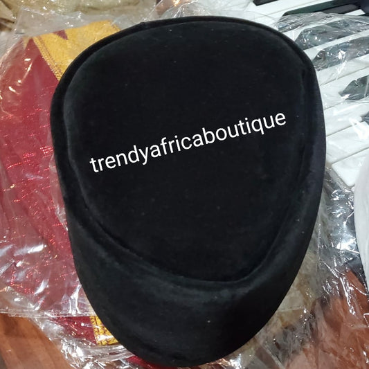 Schwarze Wildlederkappe für die Royals!! Traditionelle Igbo-Mütze (Aka-Mütze) für zeremonielle Kleidung. Herrenmütze aus schwarzem Wildleder, Größe 22 Zoll. Bitte messen Sie zur Genauigkeit Ihren Kopfumfang.