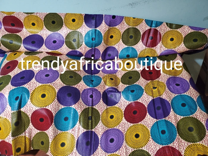 Wachsdruck aus höchster Ankara-Baumwolle. Mehrfarbiges Baumwoll-Ankara. Glänzender Qualitätsdruck, verkauft pro 6 Yards. Der Preis gilt für 6 Yards.