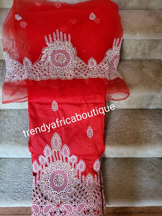 Originalqualität, rote Stickerei und gesteinigter George-Stoff aus Taftseide + rotes Netz für eine Blusenkombination. Traditionelle nigerianische HochzeitQualitäts-Indisch-George. 5 Yards Wrapper + 1,8 Yards Netto. Aso-ebi-Rabatt verfügbar