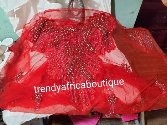 Rotes, stark mit Perlen/Kristallsteinen besetztes George-Netz zur Herstellung von Blusen. Wird häufig von Igbo-/Delta-/Edo-Frauen für große Anlässe verwendet. Erhältlich in einer Länge von 1,8 Yards, bereits im Design für Ihre schöne Feierbluse