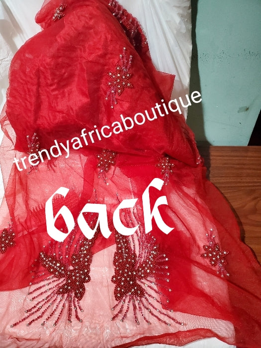 Rotes, stark mit Perlen/Kristallsteinen besetztes George-Netz zur Herstellung von Blusen. Wird häufig von Igbo-/Delta-/Edo-Frauen für große Anlässe verwendet. Erhältlich in einer Länge von 1,8 Yards, bereits im Design für Ihre schöne Feierbluse