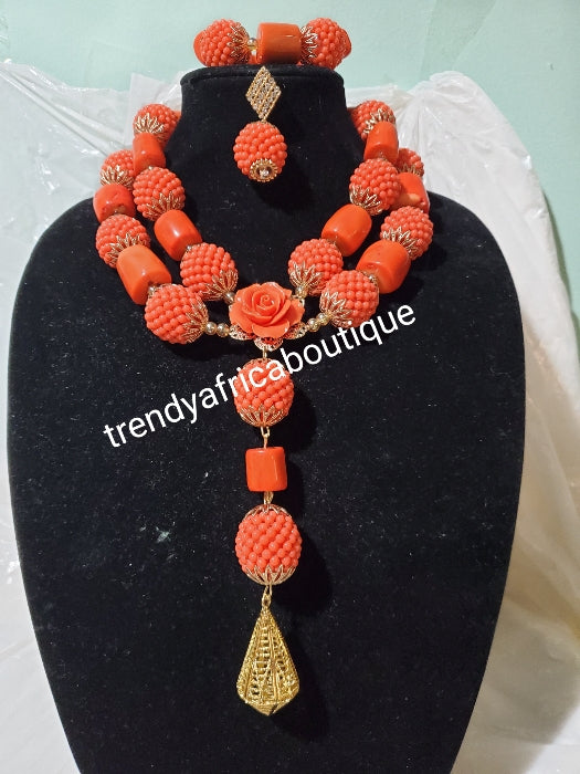 Neu eingetroffenes 2-Rollen-Halsketten-Set aus Korallenhalsband mit schönen Tropfen. Das Korallenhalsketten-Set besteht aus Ohrringen und Armbändern. Nigerianische Brauthalskette.