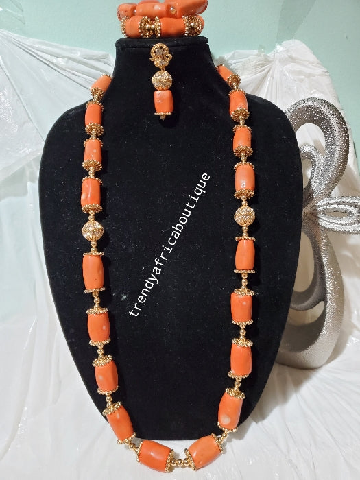 4-teiliges neues langes Edo/nigerianisches traditionelles Hochzeits-Korallen-Perlen-Halsketten-Set. Lange Halskette, 2 Armbänder und Ohrringe. Der Preis gilt für das Set. ECHTE CORA. Hochzeitszubehör